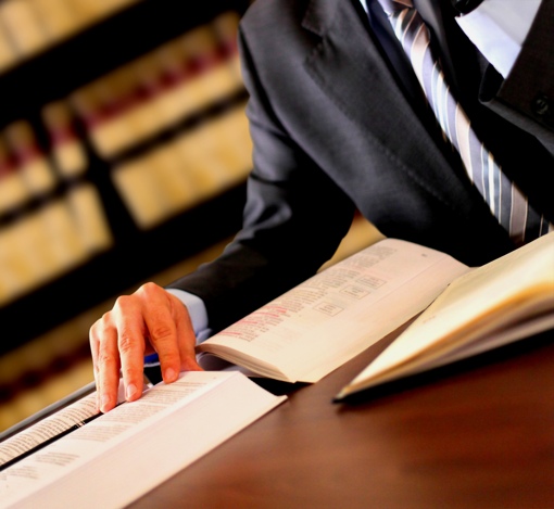 http://www.techlicious.com/images/misc/lawyer-reading-books-legal-research-shutterstock-510px.jpg
