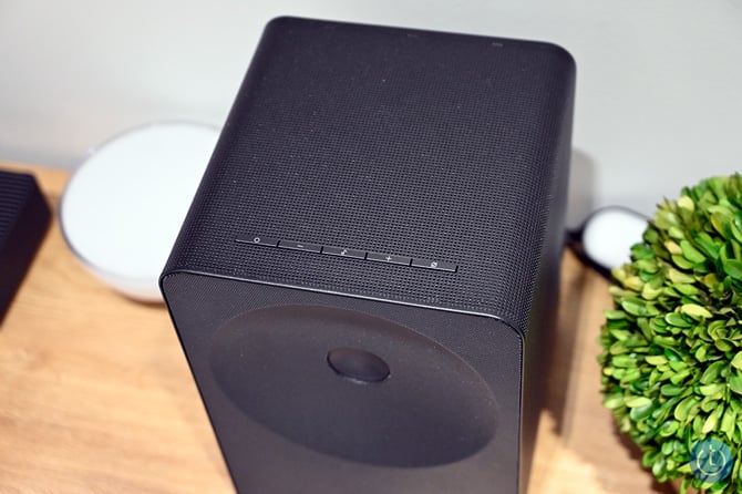 The Samsung Music Studio 7 has an upfiring driver built into the top.