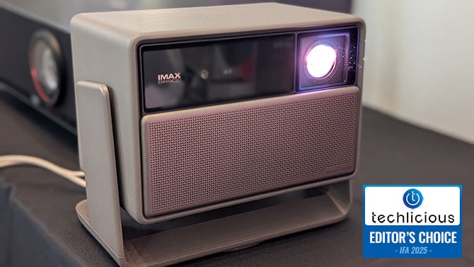  The XGIMI Horizon 20 Max projector is shown on a table. The Techlicious Editor's Choice Award logo is in the lower left.