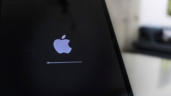 Screenshot of Apple logo with a bar showing the progress of an iPadOS update.