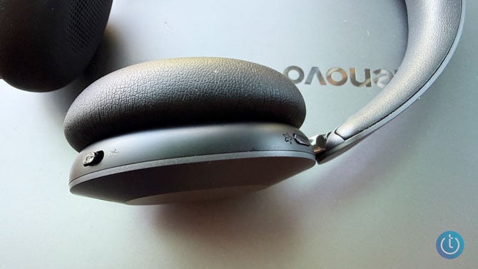 Close-up of buttons on the ThinkPad Dual-Mode 8550 headset