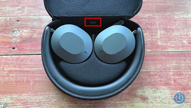 The Lenovo ThinkPad Dual-Mode 8550 headset in the case with a red box outlining the USB-C pocket 
