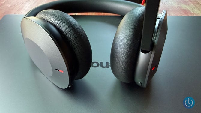 The Lenovo ThinkPad Dual-Mode 8550 headset has a red LED light that glows when you're on a call,