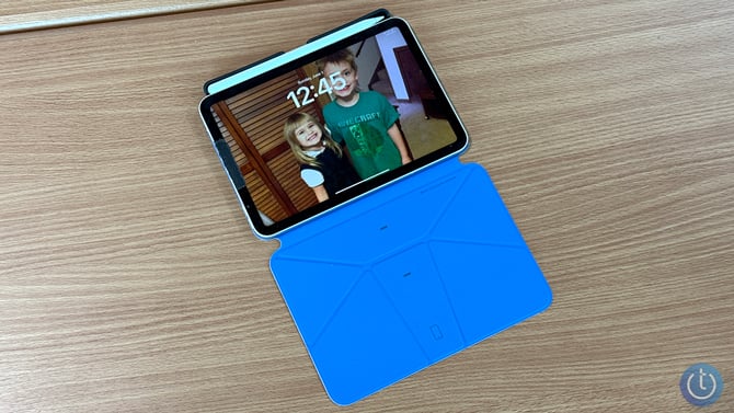 Moft Dynamic Folio is shown open with an iPad