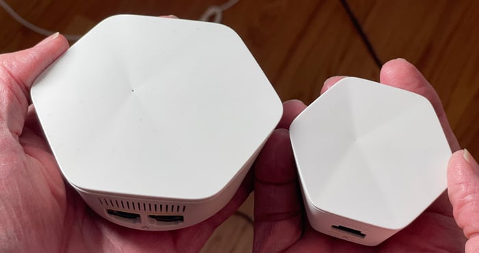 Xfinity xFi Pods Gen 2 (left) and Gen 1 (right).