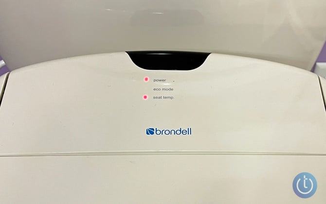 Brondell Swash 1400 lid see from above with red lights next to the words power and seat temp.