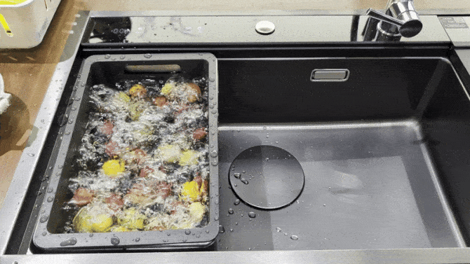 Video showing cherry tomatoes being washed by the Fotile X20Max