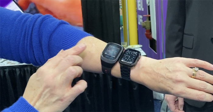 HealBe GoBe3 next to Apple Watch 5 40mm