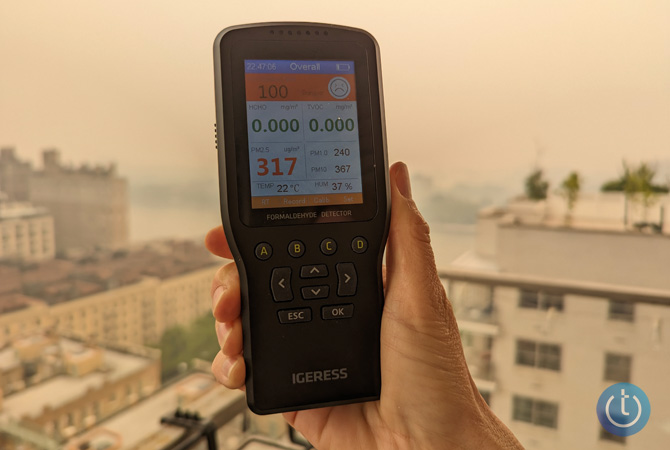 Igeress Air Quailty Monitor showing a reading of PM2.5 at 317 μg/m3