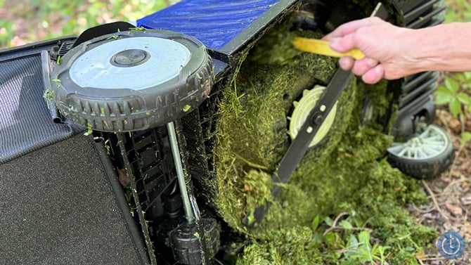 Cleaning the Litheli EASYSURGE 18.5-inch lawn mower