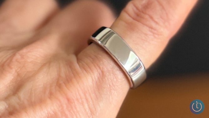 The Ringconn Gen 3 worn on a finger.