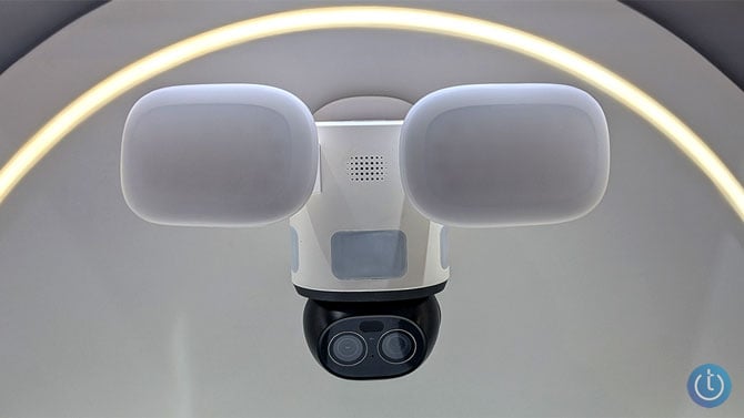 Reolink TrackFlex floodlight with camera and two LED lights