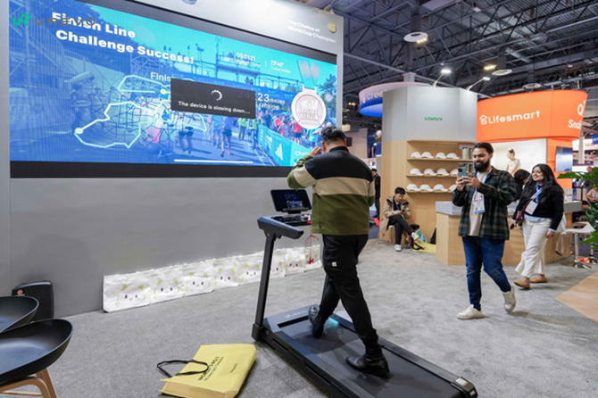 Man wlaking on treadmill wil Urevo training app in front of him