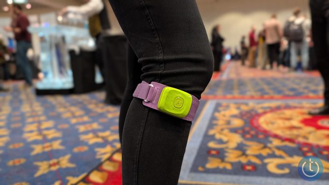 Xtand Orion Intelligent Patella Strap (Pro) shown on a person's leg