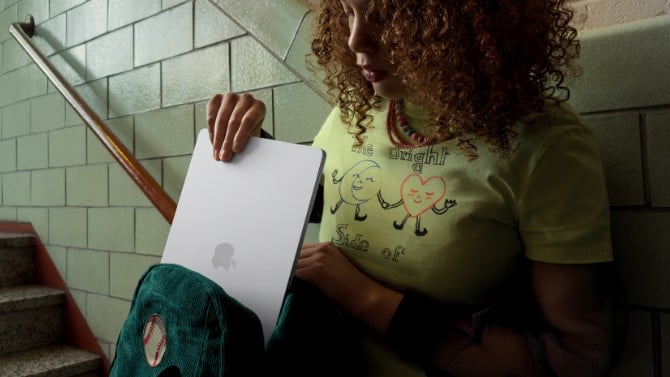 Macbook Air M5 being put into a backpack