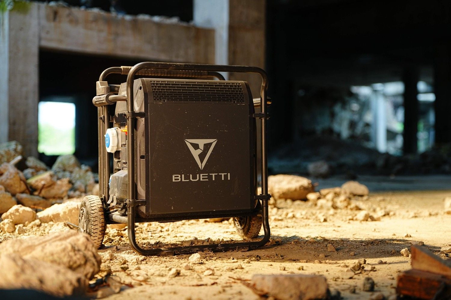 BLUETTI Pioneer 5000 E-generator should in rugged construction site