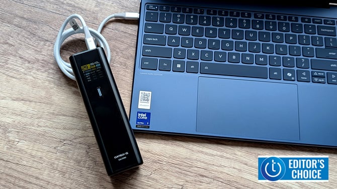 The CUKTECH 15 Ultra is plugged into a laptop. 