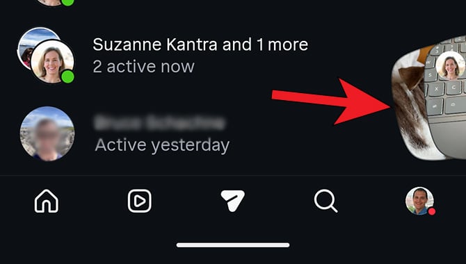 Instagram Instants notifications pop up in the lower right corner of your DM inbox.