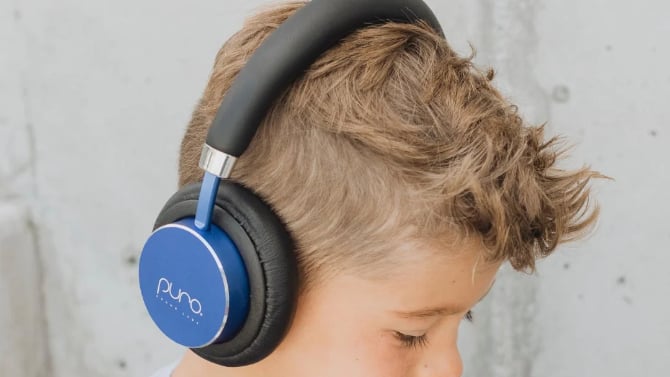 a kid wearing the blue Puro BT2200 headphones