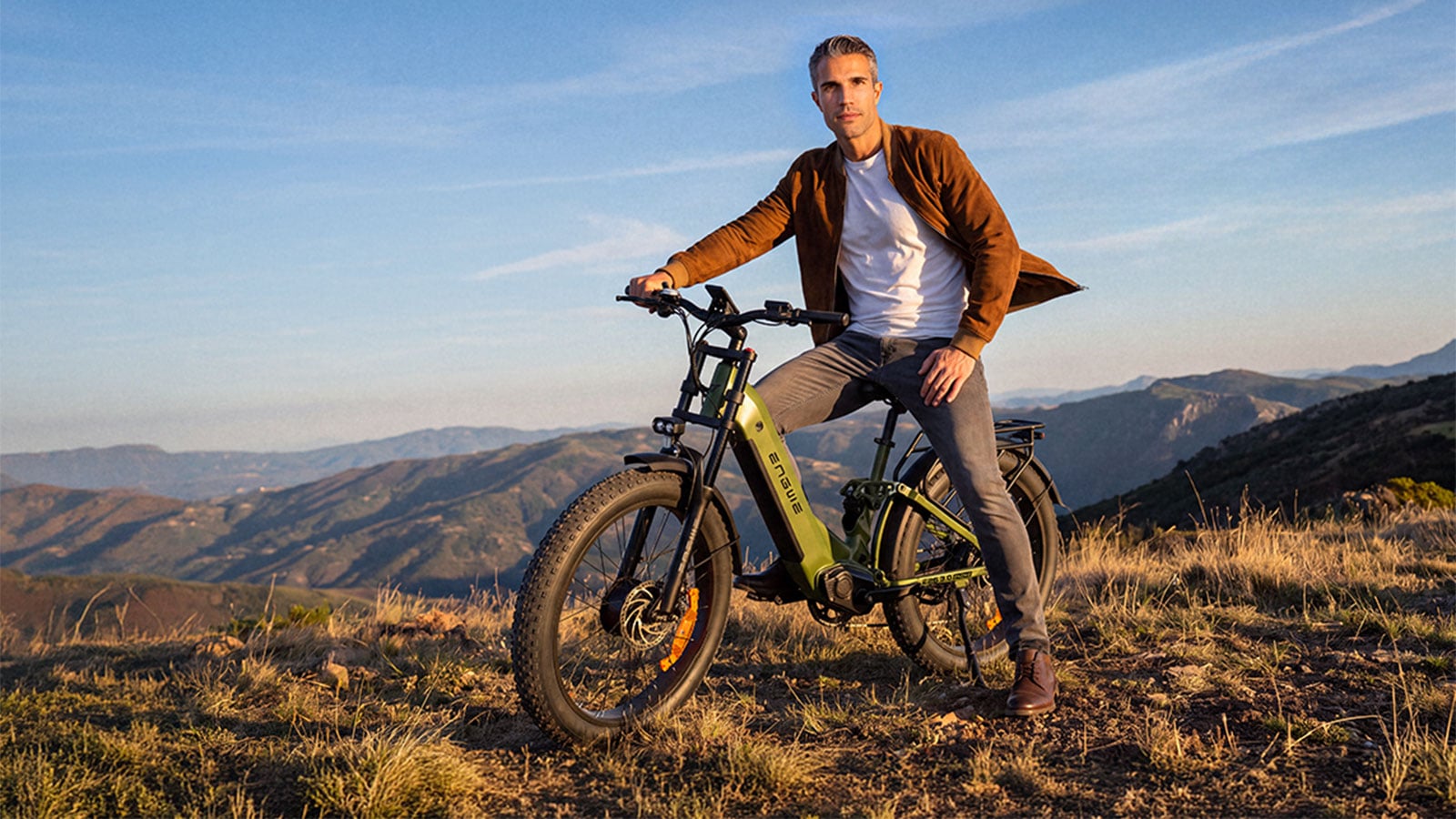 Robin Van Persi sitting on the ENGWE E26 3.0 in a mountain landscape 