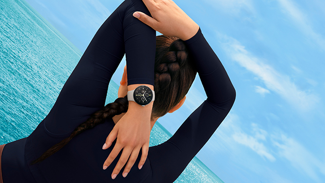 Apple Watch 4 is shown on a wrist