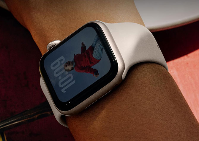 Apple Watch SE 3 show on a wrist with its always on display.