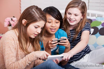 girls with smart phones