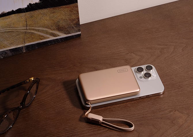 INIU SnapGo Air 1000mAh Power Bank attached to an iPhone.