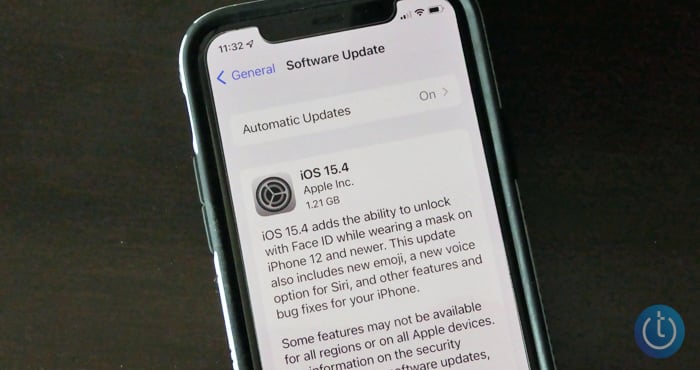iPhone showing update notification for iOS 15.4