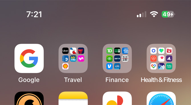 Captura de pantalla de la pantalla de inicio de iOS 16.1.1 que muestra el porcentaje de batería con carga en la esquina superior derecha.