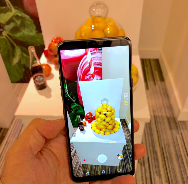 The LG G7 recognizes fruit automatically and optimizes the photo