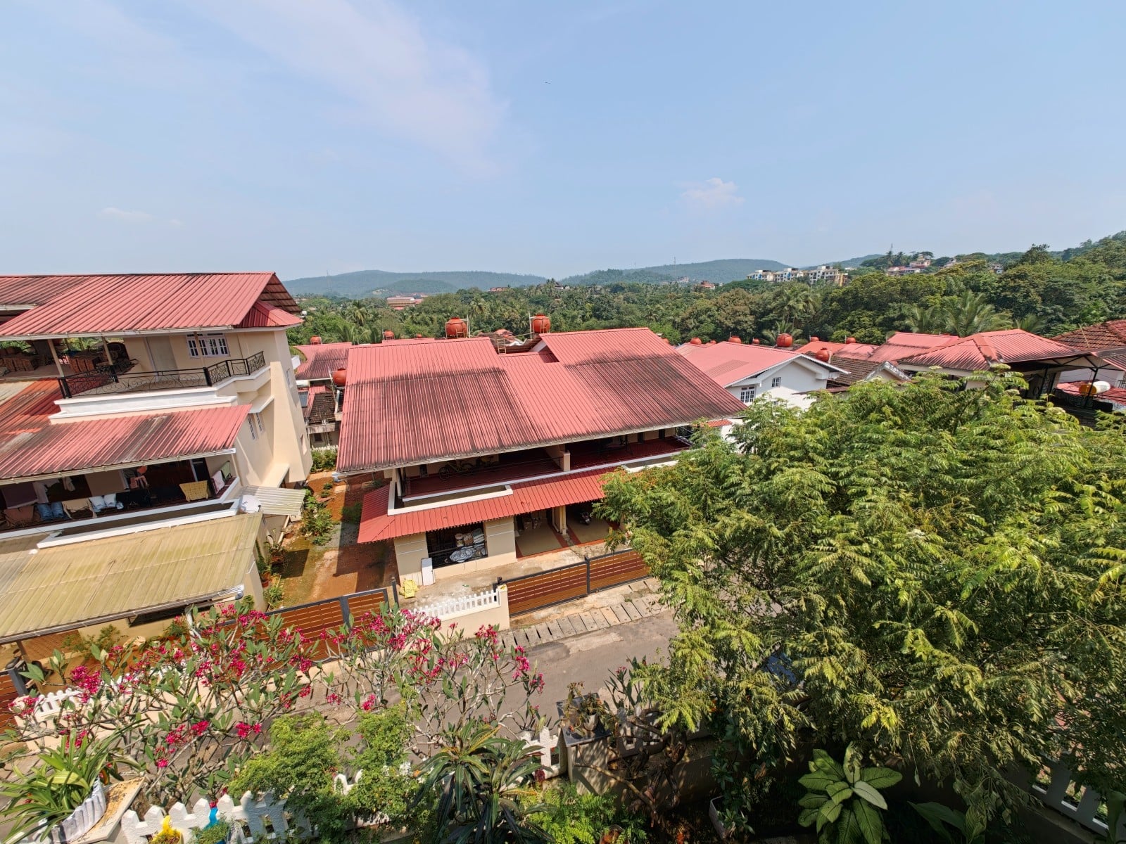 A residential area shot on the OPPO Find X10 Pro Max ultrawide camera