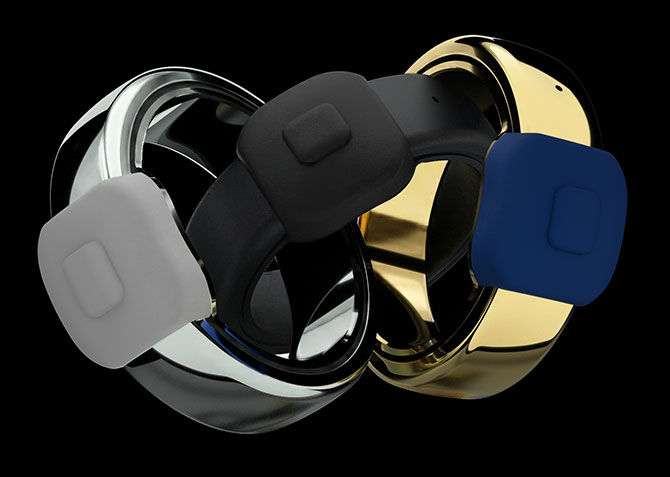 Pebble Index 01: from the left in silver, matte black, and gold (with a blue button).