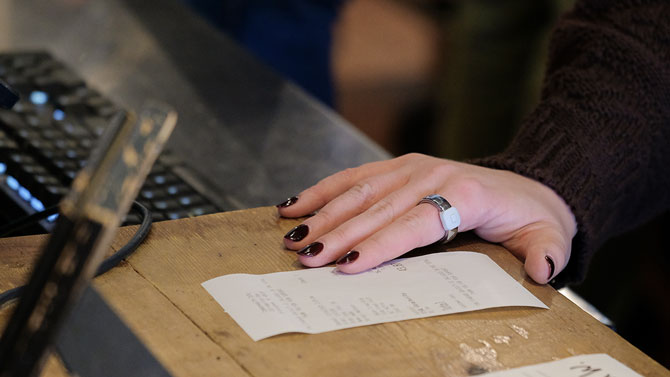 Pebble Index 01 in silver worn on a woman's hand