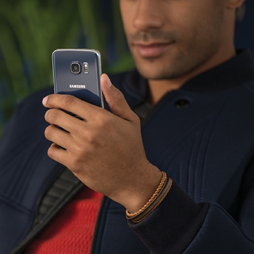 Man holding a Samsung S6 Edge