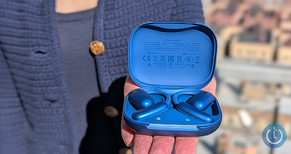 Soundcore Aerofit 2 are shown in their case