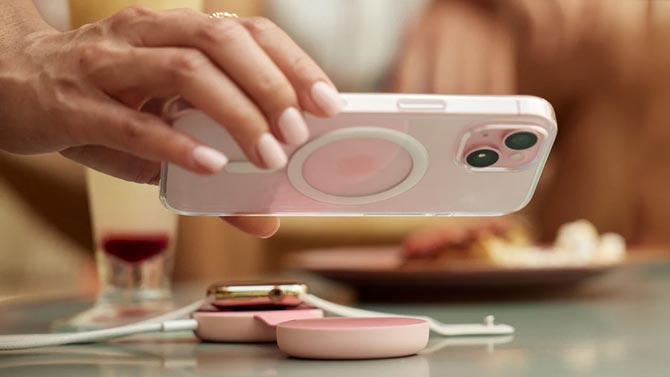 Twelve South ButterFly SE in pink is whown with an Apple Watch and iPhone