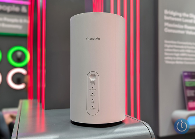 The uCloudlink OmniFlex Pro router sits on a shelf