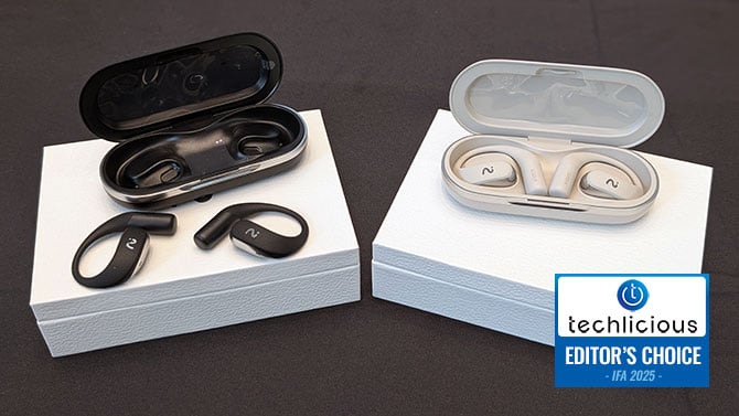  viaim OpenNote is shown in black on the left and cream on the right with their cases. The Techlicious Editor's Choice Award logo is in the lower left.