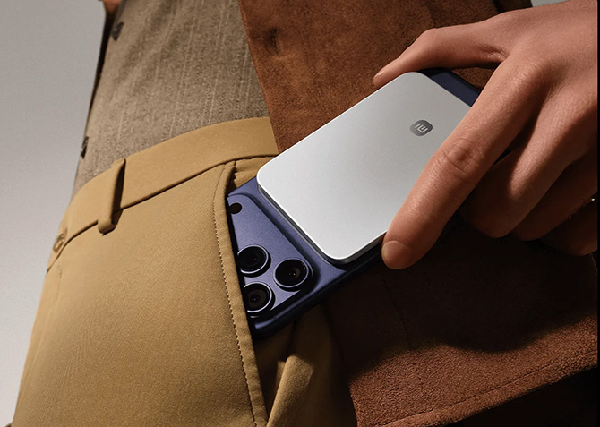 Xiaomi UltraThin Magnetic Power Bank 5000 15W is attached to the back of an iPhone